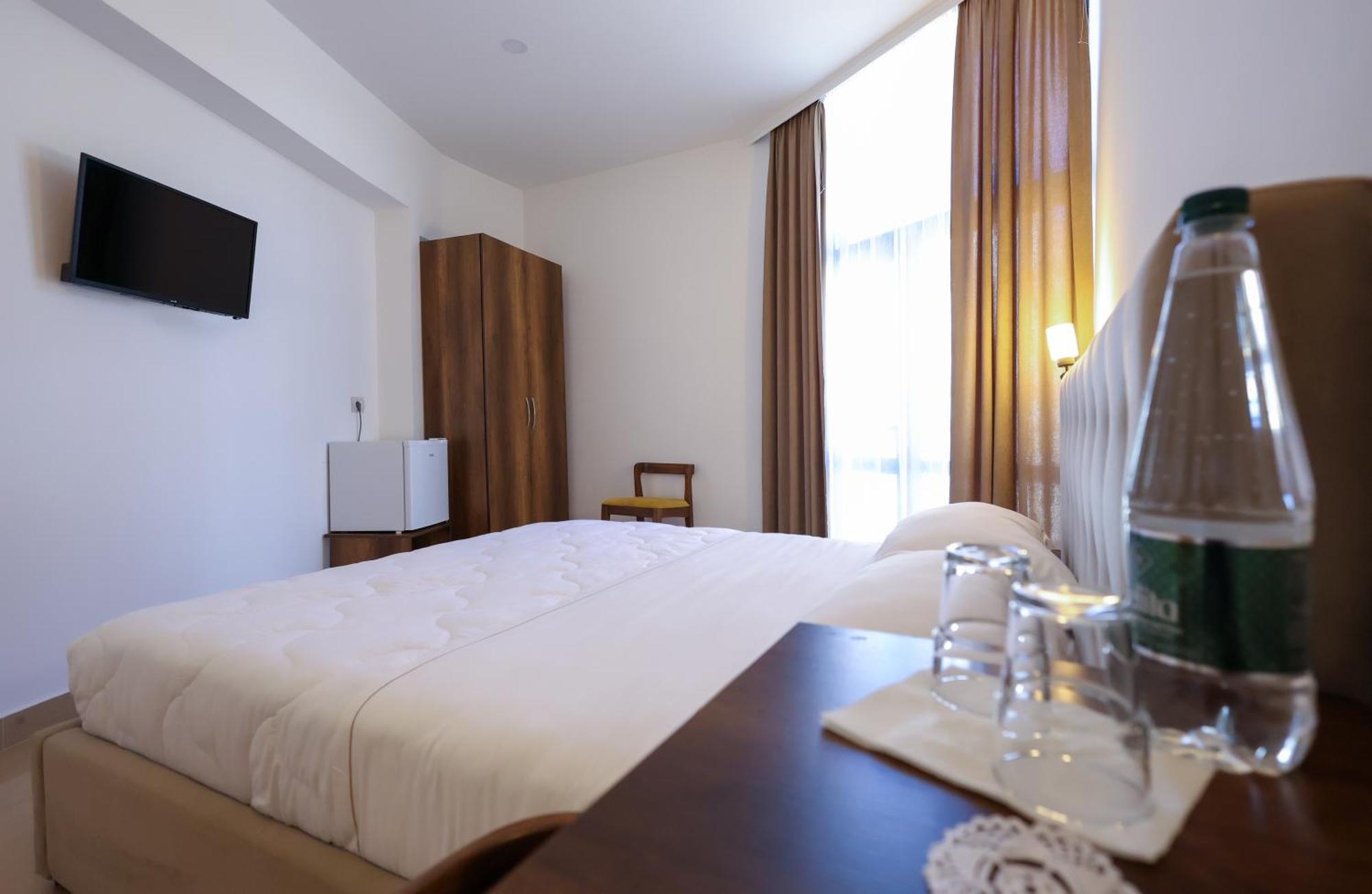 Hotel Republika Berat Extérieur photo