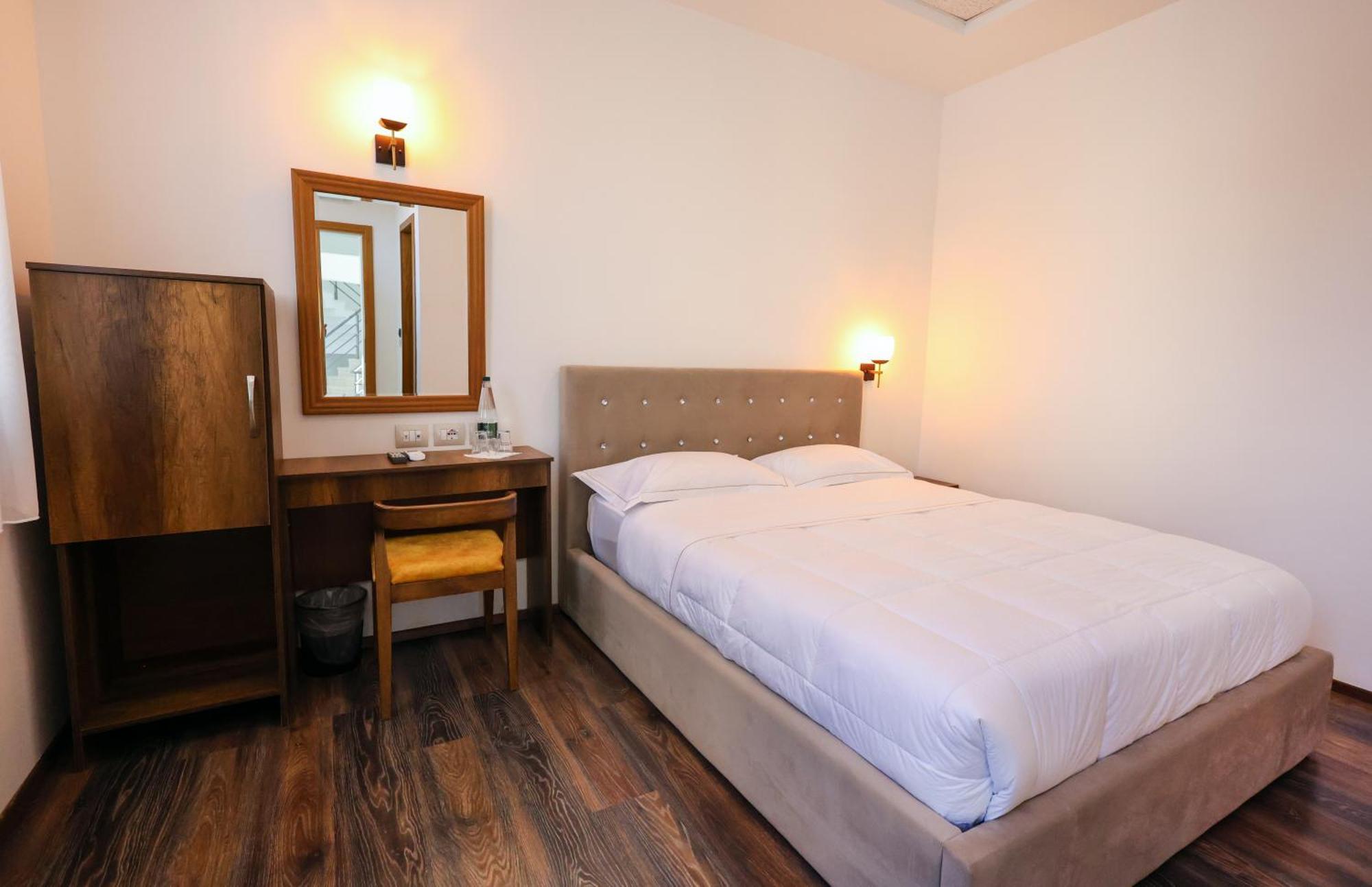 Hotel Republika Berat Extérieur photo