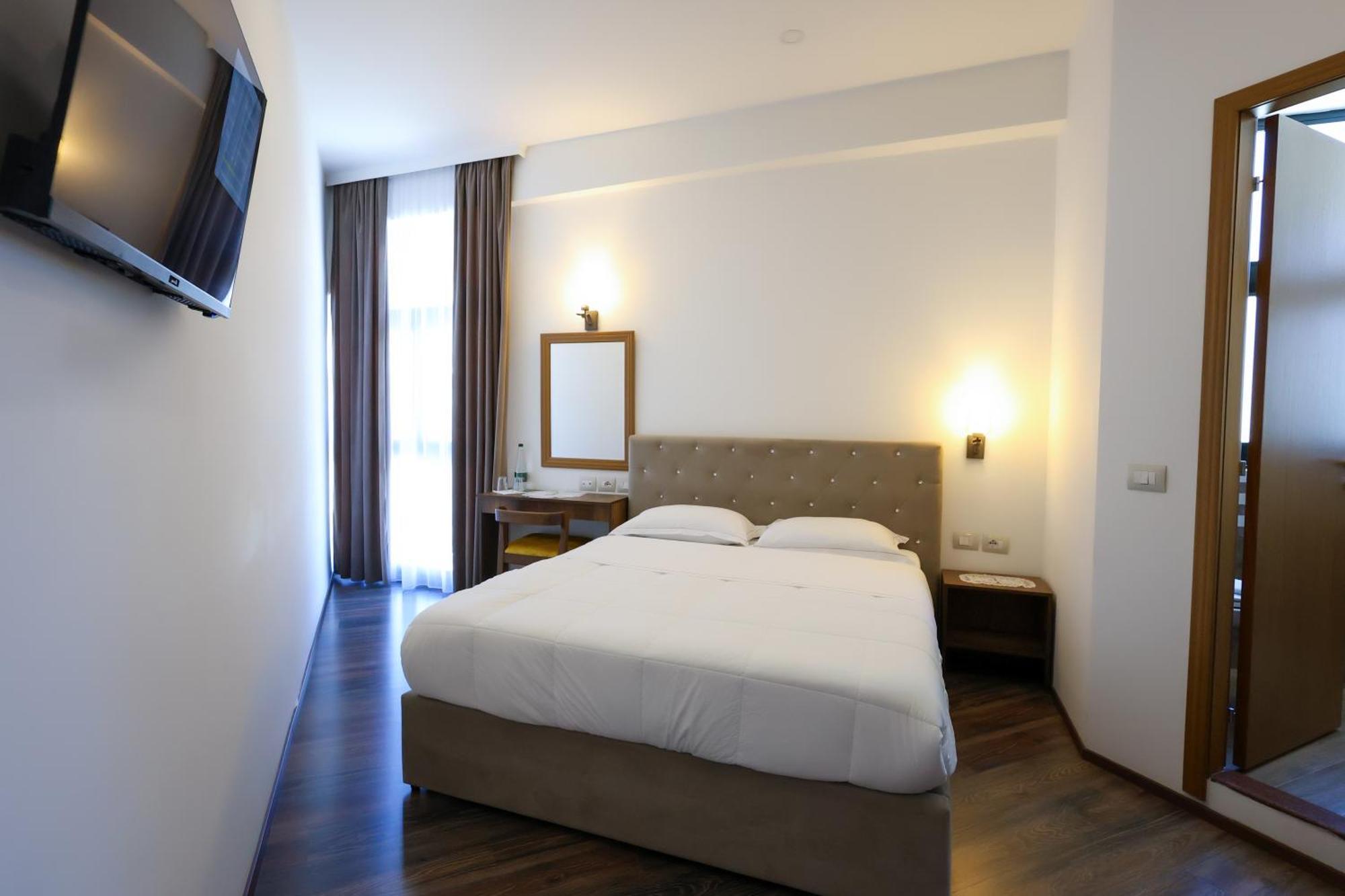 Hotel Republika Berat Extérieur photo